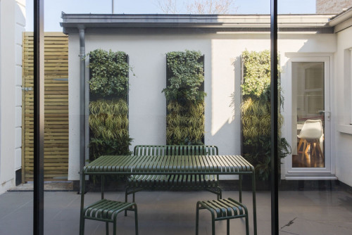London contemporary courtyard