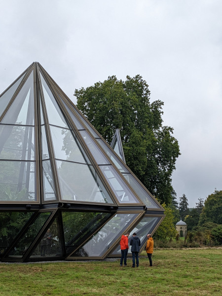 Image 05 Glasshouse + team